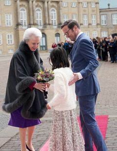 H.K.H. modtages af museumsdirektør for Kongernes Samling Thomas C. Thulstrup og får overrakt blomster Nanna Boysen Bendorff, 10 år.