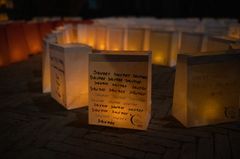 Lysceremonien på Koldinghus finder sted lørdag 26. oktober i Ruinsalen på Koldinghus.  Under ceremonien vil lysposer blive arrangeret i Knæk Cancer-logoets karakteristiske blomsterformation. Foto fra Tænd-et-lys på Koldinghus i 2022.