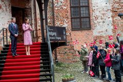 Kongeparret i forbindelse med åbningen af udstillingen "Mary & Kronprinsesserne" i 2022 i anledning af Dronningens 50-års fødselsdag.Maria Tuxen Hedegaard for Den Kongelige Samling