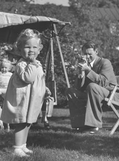 Kronprins Frederik (9.) filmer Prinsesse Margrethe på Sorgenfri 1941