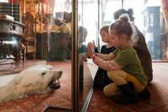 Den nye formidling på Amalienborg byder også på en helt særlig oplevelse i børnehøjde, hvor de kongelige genstande får nyt liv gennem stemmer. I en særlig audioguide for børn fortæller Amalienborgs hemmelige beboere – som isbjørnen Ib, der engang var en stolt isbjørn som endte på Frederik 8.s gulv, eller bien Bibi, som summede rundt i Dronning Louises pudderdåse – deres egne historier. Fortællingerne er knyttet til konkrete genstande og rum og gør historien levende og nærværende for de yngste besøgende.