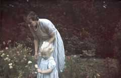 Kronprinsesse Ingrid og Prinsesse Margrethe plukker blomster, 1942