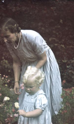 Kronprinsesse Ingrid og Prinsesse Margrethe plukker blomster, 1942