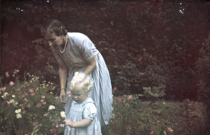 Kronprinsesse Ingrid og Prinsesse Margrethe plukker blomster, 1942
