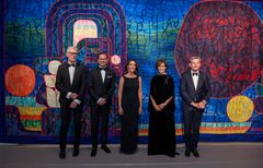 Fra venstre: Direktør for Grand Palais Didier Fusilier, direktør for Den Kongelige Samling Thomas C. Thulstrup, Prinsesse Marie, den franske kulturminister Rachida Dati, direktør for Mobilier national Hervé le Moine. Foran Alexander Tovborgs store gobelin i udstillingen på Grand Palais i Paris.