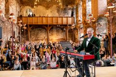 Gæster på Koldinghus kan bl.a. opleve Sigurd Barrett, der tager både børn og voksne med på en musikalsk rejse gennem Danmarks kongerække.