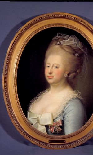 En dronning på flugt fra sin samtid. En sadel som omdrejningspunkt. I udstillingen, der kan opleves på Christiansborg Slot fra 15. august 2025, ”Caroline Mathilde - Rytteren, friheden, faldet” inviteres publikum ind i fortællingen om en ung kvinde, der trodsede normerne. Portræt af Dronning Caroline Mathilde (tilskrevet Jens Juel).