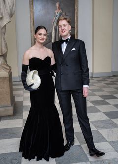 Tegneseriekunstner Karoline Stjernfelt med ledsager. De nyeste bøger om Caroline Mathilde i Håndbibliotekets samling er tegneserien "I Morgen bliver bedre" i tre bind af den unge prisvindende tegneseriekunstner, Karoline Stjernfelt. I februar 2025 var hun blandt de særligt inviterede til D.M. Kongeparrets Aftenselskab for Kunst og Kultur på Christiansborg Slot.