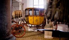 Juliane Maries statskaret. Den høje forgyldte karet tilhørte Enkedronning Juliane Marie, Christian 7.s stedmor. Kareten er den ældste karet, der befinder sig i De Kongelige Stalde på Christiansborg Slot. Foran kareten ses Frederik 5.s statsgeschirr. Et seletøj til otte heste, som er udsmykket med små forgyldte profilportrætter af Juliane Maries mand, Frederik 5.