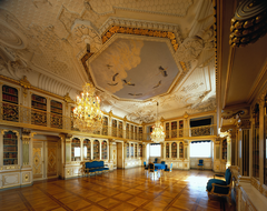 H.M. Kongens Håndbibliotek på Christiansborg Slot.  I H.M. Kongens Håndbibliotek findes der kun få men udsøgte bøger fra Caroline Mathildes eget liv og samtid. Til gengæld er der mange bøger og skrifter om hende, som er kommet til i de efterfølgende 250 år.