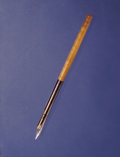 Grundlovspennen: Pen brugt af Frederik 7. til at underskrive Danmarks første grundlov i 1849 – et skridt mod folkestyre og en ny rolle for Kongehuset.