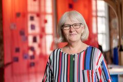 Annette Herbst, tekstilformidler i Den Kongelige Samling og ansvarlig for Den Kongelige Systue
