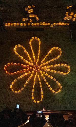 Lysceremonien på Koldinghus finder sted lørdag 25. oktober i Ruinsalen på Koldinghus. Under ceremonien vil lysposer blive arrangeret i Knæk Cancer-logoets karakteristiske blomsterformation. Foto fra Tænd-et-lys på Koldinghus i 2022.