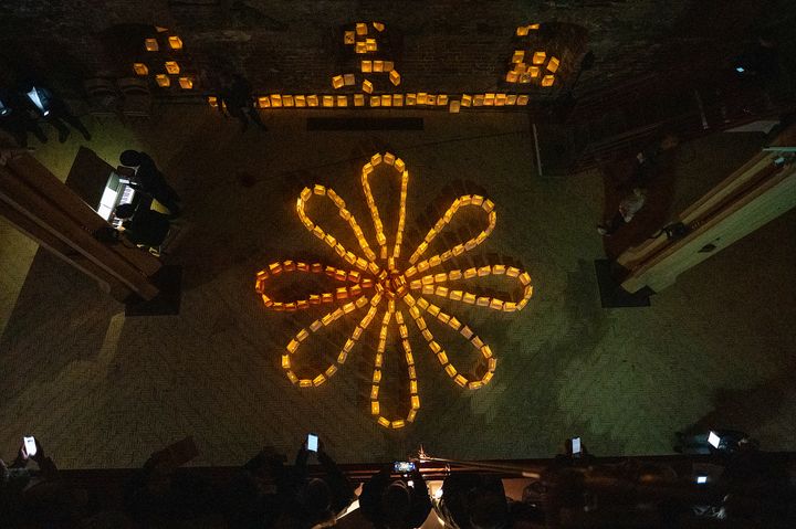 Lysceremonien på Koldinghus finder sted lørdag 25. oktober i Ruinsalen på Koldinghus. Under ceremonien vil lysposer blive arrangeret i Knæk Cancer-logoets karakteristiske blomsterformation. Foto fra Tænd-et-lys på Koldinghus i 2022.