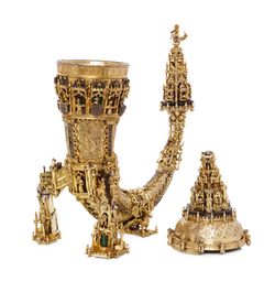 Den Oldenborgske Horn. Et centralt omdrejningspunkt for aftenen er det myteomspundne Oldenborgske Horn. Det menes at være fremstillet i 1400-tallet og indført til Danmark fra grevskabet Oldenborg i 1600-tallet. Hornet er knyttet til fortællinger om trolddom og kongeslægtens historie. Der findes flere bud på hornets oprindelse – fra en sammenknytning med Christian 1. til teorien om, at det blev skabt til Kalmarunionens første kongekroning i 1397. Den sande historie fortaber sig i dag i historiens tåger, hvor også myten om en elverpiges fristelser har sin oprindelse. Det Oldenborgske Horn forbliver den dag i dag mytisk og gådefuldt.