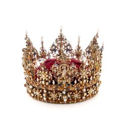 Christian 4.s krone. Fremstillet til Christian 4.s kroning i København 1596. Kunstneren var guldsmeden Didrik Fyring, som stammede fra Odense. Kronen er forarbejdet af guld med emalje, taffelstene (diamanter) og perler. Med sin vægt på næsten 2,9 kg er den Europas måske tungeste krone. Figurerne på de store takker symboliserer den gode kongers dyder. Kronen skulle oprindeligt kun have været anvendt en gang – til Christian 4.s kroning, men fattigdom tvang Frederik 3. til at genbruge kronen til sin kroning i 1648. På takkernes inderside ses våbenskjolde for de forskellige landsdele. Efter Frederik 3.s død 1670 blev kronen taget ud af brug, og anbragt i Skatkammeret på Rosenborg Slot.