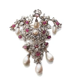 Perle- og rubirsæt, brystsmykke. I det danske kongehus findes fire sæt kronjuveler (smaragdsættet, perle-rubinsættet, brillantsættet og rosenstensættet), som alle er udstillet i Skatkammeret på Rosenborg, når de ikke er i brug. Betegnelsen kronjuveler går tilbage til 1746, efter Christian 6.s død, og hans enke, Dronning Sophie Magdalene skrev testamente i forventning om sin snarlige afgang fra denne jammerdal. I testamentet beskrives det, at efter hendes død, som først indtræffer 1770, skal hendes juveler gå til Kronen – altså kongen, som så kan disponere over dem. Denne bestemmelse bliver efterhånden til, at det fra Christian 8.s tid bliver, at det er den til enhver tid siddende dronning, som kan disponere over kronjuvelerne. Efter afskaffelsen af det enevældige monarki 1848/49 indføres der en statslig kontrol, således, at kronjuvelerne ikke må anvendes i udlandet, men kun til begivenheder inden for Kongerigets grænser.