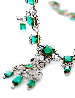 Smaragdsættet, der består af halskæde, ørenringe og diadem af guld med smaragder og diamanter. Smaragderne var en gave fra Kronprins Christian 6. til sin hustru Sophie Magdalene ved den ældste søns fødsel i 1723.