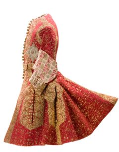 Christins 5's røde karruseldragt. At ride karrusel efter fransk mønster blev højeste mode under Louis XIV og importeredes til Danmark af Christian 5. Her skulle deltagerne ride i et nøje fastlagt mønster og udføre forskellige opgaver undervejs; at fange en ring, at ramme et træhoved, at kaste en bold o.s.v. Det gav mulighed for deltagerne at vise, hvor god kontrol de havde over hesten, og selvfølgelig også at bemærke personen selv, som var klædt i en prægtig dragt. Dragten er lavet af uldstof, rigt broderet med guldtråd. På brystet en sølvbroderet elefantordensstjerne. Fremstillet i København o. 1685.