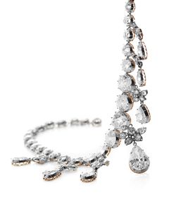 Brilliantkæde fra brilliantsættet. I det danske kongehus findes fire sæt kronjuveler (smaragdsættet, perle-rubinsættet, brillantsættet og rosenstensættet), som alle er udstillet i Skatkammeret på Rosenborg, når de ikke er i brug. Betegnelsen kronjuveler går tilbage til 1746, efter Christian 6.s død, og hans enke, Dronning Sophie Magdalene skrev testamente i forventning om sin snarlige afgang fra denne jammerdal. I testamentet beskrives det, at efter hendes død, som først indtræffer 1770, skal hendes juveler gå til Kronen – altså kongen, som så kan disponere over dem. Denne bestemmelse bliver efterhånden til, at det fra Christian 8.s tid bliver, at det er den til enhver tid siddende dronning, som kan disponere over kronjuvelerne. Efter afskaffelsen af det enevældige monarki 1848/49 indføres der en statslig kontrol, således, at kronjuvelerne ikke må anvendes i udlandet, men kun til begivenheder inden for Kongerigets grænser.