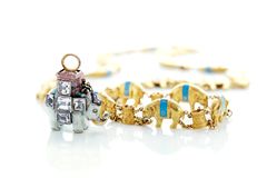 Elefantordenen. Stiftet i 1460’erne oprindeligt som en Guds Moders ånd, men i en kæde af elefanter og tårne. Guds Moder tabte betydning ved reformationen og ordenen blev derfor revitaliseret under Frederik 2., og fik nu en elefant som ordenstegn. Ved Christian 5.s reformeringer af ordensvæsenet fik elefanten sit nuværende udseende – en hvidemaljeret figur besat med diamanter. Elefanten er formentlig udført 1671 af Paul Kurtz 1671. Kæden tilkom 1693, tilskrevet Jean Henri de Moor. Denne Elefantorden har været båret af Christian 5., og har senere været båret af Ordensherren (Monarken) ved særlige lejligheder. Altid til Nytårskuren 1. januar – og med den nye konge, nu også sammen med Dannebrogordenens kæde.