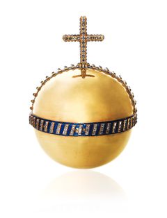 Rigsæblet. Guld, emalje, diamanter. Trækugle beklædt med en tynd guldplade. Kuglens overflade er delt i tre felter ved diamantbesatte bånd, på en bund af blå emalje. Æblet er udført til Frederik 3.s kroning i 1648, i Hamburg. Med korset på toppen symboliserer det kristendommens verdensherredømme og monarkens uindskrænkede magt. Blev overrakt til Frederik under kroningen og ellers båret af den enevældige monark under kroningen. Har ikke været båret siden Christian 8.s salving i 1840. Anvendes dog stadig ved Monarkens Castrum doloris, hvor det lægges foran kisten sammen med kroningssværd og scepter.