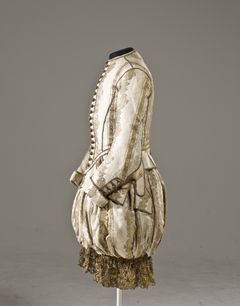 Christian 5.s salvingsdragt. Enevælden blev indført 1661, og da den første enevældige konge skulle indsættes i 1671, skulle der opfindes en helt ny ceremoni. Christian 5. valgte et for tiden gammeldags snit til sin salvingsdragt. Den skulle minde om dragtmoden på bedstefaderen Christian 4.s tid – uden tidens franske modeidealer med store mængder af dyrt, importeret stof og metervis af flagrende silkebånd. Dragten består af en jakke og korte posede benklæder.