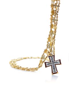 Dannebrogordenen. Storkors i kæde Indstiftet 1671 af Christian 5., som en ”genoplivning” af en ældgammel orden. Ordenen er inspireret af myten om Dannebrogs fald fra himmelen i 1219 – derfor er kæden skiftevis med C5 for stifteren Christian 5. og W for Valdemar Sejr, som var den konge der modtog det himmelfaldne flag. Dette eksemplar er fremstillet 1693, muligvis af Paul Kurtz. Dette eksemplar har således første gang været båret af Christian 5., og bæres stadig af Ordensherren (monarken) ved særlige lejligheder. H.M. Kongen har startet en ny tradition med at bære kæden, sammen med Elefantordenskæden til nytårskuren 1. januar.