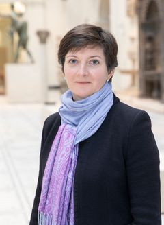 Joanna Norman tiltræder 1. juni 2026 som ny chef for Museumsfaglig Enhed ved Den Kongelige Samling og bringer mange års international erfaring fra bl.a. Victoria and Albert Museum (V&A) i London, et af verdens førende museer inden for design, kunst og kulturhistorie.