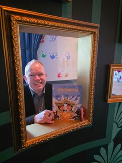 Forfatter til bogen er Rasmus Welling, undervisningschef på Koldinghus. Han er uddannet folkeskolelærer og forfatter til en lang række fagbøger og undervisningsudgivelser. Billedet er taget i udstillingen Kongebarn på Koldinghus. Rasmus befinder sig her i udstillingen Kongebarn på Koldinghus.