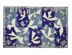 Henri Matisse Polynesien – Himlen, 1950–1951. I udstillingen ses billedvævningen med Matisse’ genkendelige motiv, som mange kender fra plakater, bøger og grafiske tryk. Motivet stammer fra Matisses ikoniske papirklip, der her er omsat til vævning på den franske gobelinfabrik Manufacture des Gobelins. Værket viser, hvordan et ikonisk modernistisk billede kan oversættes fra papir til tekstil. Udlånt af Designmuseum Danmark