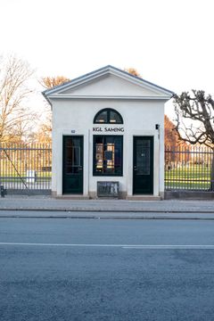 Fredag 20. marts åbner Den Kongelige Samling et nyt besøgssted i den lille historiske pavillon ved Gothersgade 76, lige ved hovedindgangen til Kongens Have. Bygningen, som blev opført 1930 og i mange år fungerede som offentlig toiletbygning, har stået tom siden 2006. Nu bliver den forvandlet til et nyt besøgssted med navnet Pavillon, hvor havens fortællinger og forbindelsen til Rosenborg Slot for første gang formidles.
