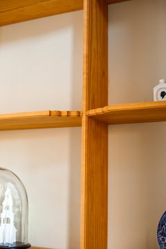 Pavillonen er totalrenoveret af Slots- og Kulturstyrelsen. Spacon har stået for interior design i samarbejde med møbelsnedkeriet Gilbert Gilbert og trækker tydelige linjer til Rosenborg: Et ottekantet bord af massivt kirsebærtræ, inspireret af Rosenborgs trappetårn og renæssancens geometriske idealer, samt hylder, stole, buer og detaljer, der spejler slottets arkitektoniske silhouetter. Resultatet er et nutidigt, skandinavisk udtryk med stærke historiske referencer.