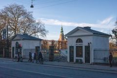 Fredag 20. marts åbner Den Kongelige Samling et nyt besøgssted i den lille historiske pavillon ved Gothersgade 76, lige ved hovedindgangen til Kongens Have. Bygningen, som blev opført 1930 og i mange år fungerede som offentlig toiletbygning, har stået tom siden 2006. Nu bliver den forvandlet til et nyt besøgssted med navnet Pavillon, hvor havens fortællinger og forbindelsen til Rosenborg Slot for første gang formidles.