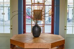 Pavillonen er totalrenoveret af Slots- og Kulturstyrelsen. Spacon har stået for interior design i samarbejde med møbelsnedkeriet Gilbert Gilbert og trækker tydelige linjer til Rosenborg: Et ottekantet bord af massivt kirsebærtræ, inspireret af Rosenborgs trappetårn og renæssancens geometriske idealer, samt hylder, stole, buer og detaljer, der spejler slottets arkitektoniske silhouetter. Resultatet er et nutidigt, skandinavisk udtryk med stærke historiske referencer.