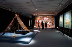 Udstillingen Vævede mesterværker kan opleves på Koldinghus fra 27. marts til 25. oktober 2026. Den præsenterer i alt 22 billedvævninger og gobeliner og viser, hvordan vævning gennem mere end 550 år har fungeret både som magtens billedsprog og som et frit, kunstnerisk medie. Historiske værker fra middelalder og renæssance møder her nutidige billedkunstneres fortolkninger af vævningen som kunstform. Udstillingen ledsages af rundvisninger, talks, workshops og aktiviteter for både voksne og børnefamilier.