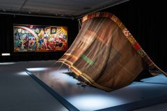 Udstillingen Vævede mesterværker kan opleves på Koldinghus fra 27. marts til 25. oktober 2026. Den præsenterer i alt 22 billedvævninger og gobeliner og viser, hvordan vævning gennem mere end 550 år har fungeret både som magtens billedsprog og som et frit, kunstnerisk medie. Historiske værker fra middelalder og renæssance møder her nutidige billedkunstneres fortolkninger af vævningen som kunstform. Udstillingen ledsages af rundvisninger, talks, workshops og aktiviteter for både voksne og børnefamilier.