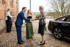 H.K.H. Prinsesse Benedikte ankom til Koldinghus hvor hun blev modtaget ved porten af museumsdirektør Thomas C. Thulstrup og 13-årige Alma Vibe Kristiansen, der overrakte en blomsterbuket. Prinsessen er æresprotektor for Koldinghus og deltog aktivt i markeringen af slottets nyeste særudstilling.