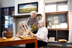 Prinsesse Benedikte besøgte også Det Historiske Værksted, hvor publikum kan prøve at væve på en ægte gobelinvæv og få indblik i de teknikker og det tålmodige håndværk, der gennem århundreder har formet de store tekstile værker.