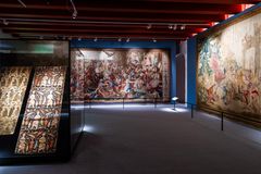 Udstillingen Vævede mesterværker kan opleves på Koldinghus fra 27. marts til 25. oktober 2026. Den præsenterer i alt 22 billedvævninger og gobeliner og viser, hvordan vævning gennem mere end 550 år har fungeret både som magtens billedsprog og som et frit, kunstnerisk medie. Historiske værker fra middelalder og renæssance møder her nutidige billedkunstneres fortolkninger af vævningen som kunstform. Udstillingen ledsages af rundvisninger, talks, workshops og aktiviteter for både voksne og børnefamilier.