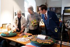 Prinsesse Benedikte besøgte også Det Historiske Værksted, hvor publikum kan prøve at væve på en ægte gobelinvæv og få indblik i de teknikker og det tålmodige håndværk, der gennem århundreder har formet de store tekstile værker.