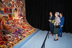 Prinsesse Benedikte og Koldings borgmester Jakob Ville blev vist rundt i Vævede mesterværker af museumsdirektør Thomas C. Thulstrup. Her foran gobelinen Yngre Glycksborgere, 1999, der er en del af H.M. Dronning Margrethes gobeliner i Riddersalen på Christiansborg Slot.