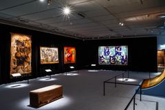 Udstillingen Vævede mesterværker kan opleves på Koldinghus fra 27. marts til 25. oktober 2026. Den præsenterer i alt 22 billedvævninger og gobeliner og viser, hvordan vævning gennem mere end 550 år har fungeret både som magtens billedsprog og som et frit, kunstnerisk medie. Historiske værker fra middelalder og renæssance møder her nutidige billedkunstneres fortolkninger af vævningen som kunstform. Udstillingen ledsages af rundvisninger, talks, workshops og aktiviteter for både voksne og børnefamilier.