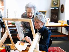 Prinsesse Benedikte besøgte også Det Historiske Værksted, hvor publikum kan prøve at væve på en ægte gobelinvæv og få indblik i de teknikker og det tålmodige håndværk, der gennem århundreder har formet de store tekstile værker.