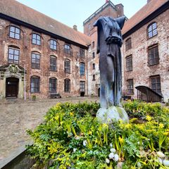 Koldinghus har i anledning af påsken pyntet springvandet i slotsgården som en tysk inspireret "påskebrønd", Osterbrunnen, med blomster og grønt. Denne dekoration markerer påskeferien med et særligt fokus på kreativitet, håndværk og en af højtidens mest elskede traditioner: påskeægget.
