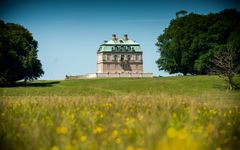 Den Kongelige Samling åbner sæsonen på Eremitageslottet i denne weekend 18.–19. april med to arrangementer, der sætter fokus på den kongelige jagt som historisk, politisk og kulturelt fænomen. Gennem foredrag og naturvandring udfoldes parforcejagtens betydning for landskabet, ved hoffet og sættes i kontekst til nutidens natursyn i samarbejde med Museum Nordsjælland.