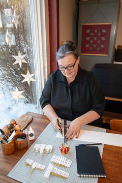 Den Kongelige Samling og Livingly præsenterer en serie eventyrlige papirfigurer inspireret af fortællingerne om det danske kongehus og de kongelige slotte. Serien, der er designet i papir af arkitekt og papirkunstner Louise Helmersen fra Livingly, omsætter historie til papirpoesi. Hver figur forener fantasi, håndværk og kongelig historie og kan både stå og hænge – som pynt, leg eller et lille minde efter et slotsbesøg.