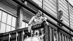 Aftenens DJ, Julius Sylvest er en prisvindende lyddesigner, komponist og Dolby Atmos-mixer baseret i København. Han arbejder på tværs af film, podcasts og musik med fokus på dramaturgi, sonisk identitet og rumlig mixning.