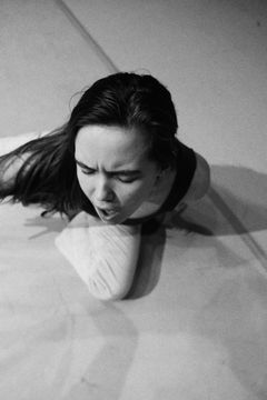 Danceperformance med Ella Östlund. Ella Östlund er uddannet fra Den Danske Scenekunstskole med en bachelor i dans og koreografi (2022). Hun skaber bl.a. egne værker med fokus på stemme, krop og fællesskab, og samarbejder desuden med Ottavia Catenacci om projektet YOUR HEART OUT.