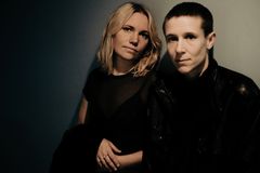 Lueenas er en København-baseret strygerduo, der bevæger sig i krydsfeltet mellem rock, jazz og minimalisme. Med forstærkede strygere skaber de intense, cinematisk ladede lydlandskaber, hvor råhed og sårbarhed mødes.